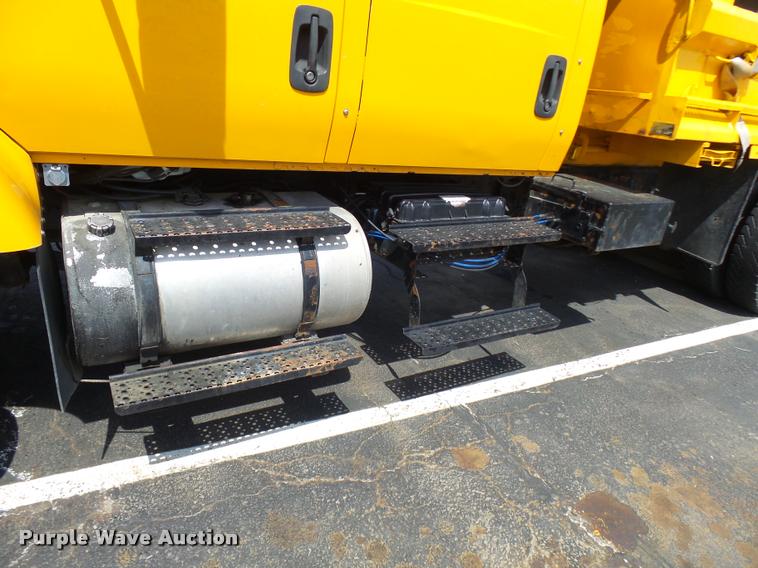 image for item CC9149 2004 International 7400 Crew Cab dump truck