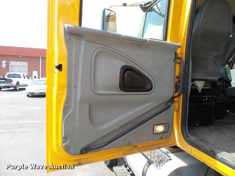 image for item CC9149 2004 International 7400 Crew Cab dump truck