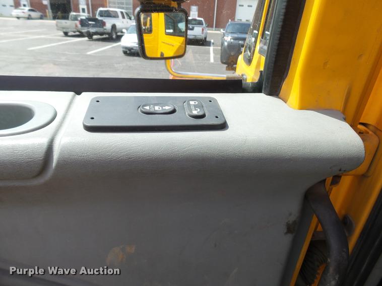 image for item CC9149 2004 International 7400 Crew Cab dump truck