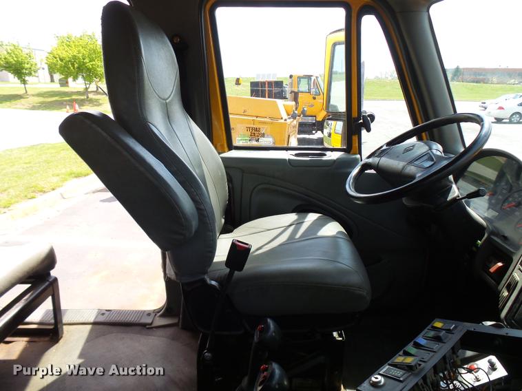 image for item CC9149 2004 International 7400 Crew Cab dump truck