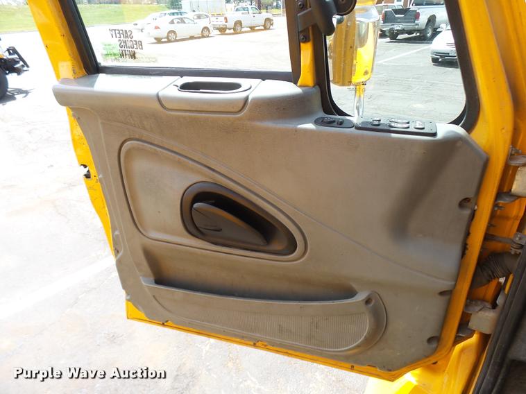 image for item CC9149 2004 International 7400 Crew Cab dump truck