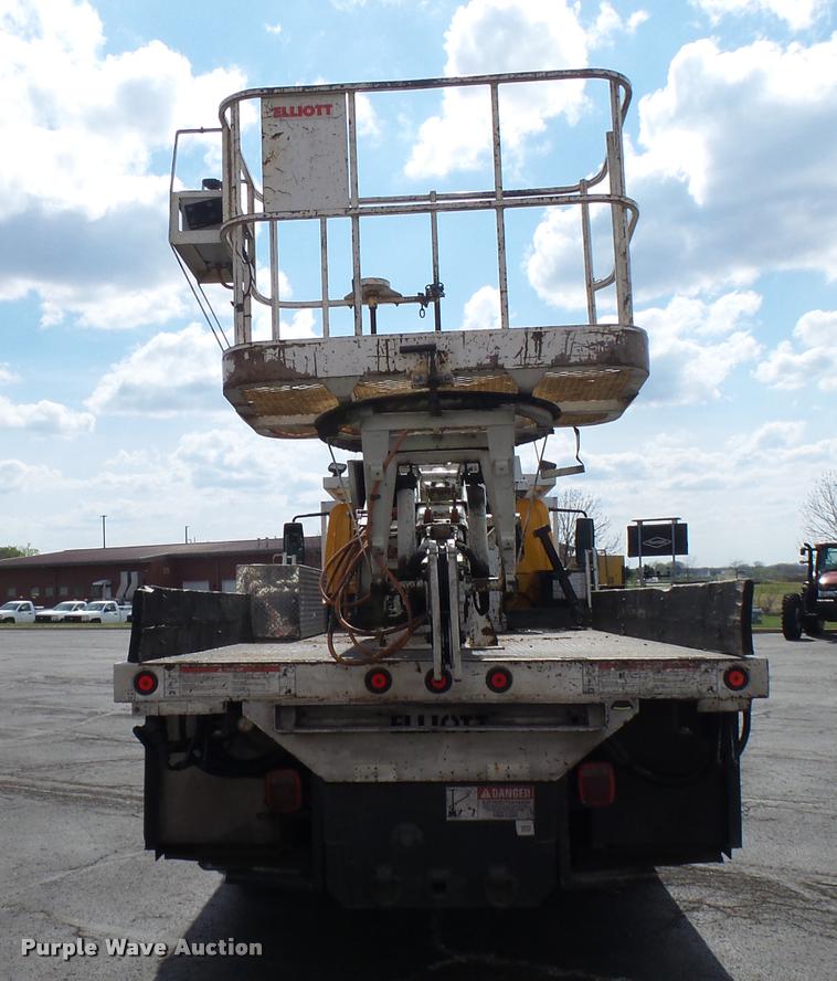 image for item CC9158 2005 International DuraStar 4300 bucket truck