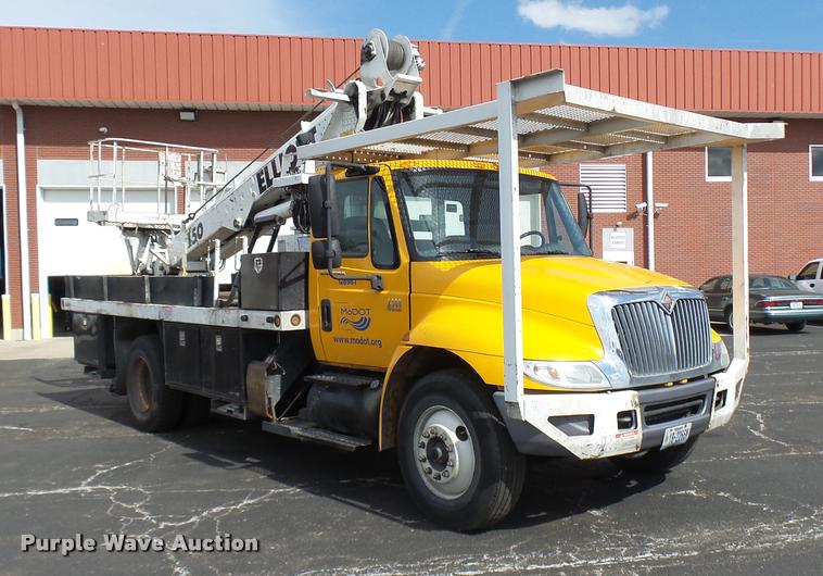 image for item CC9158 2005 International DuraStar 4300 bucket truck
