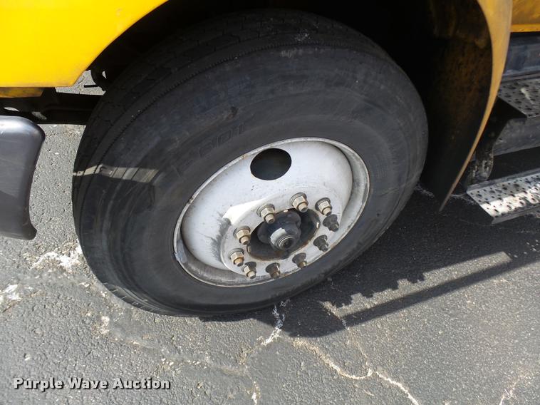 image for item CC9158 2005 International DuraStar 4300 bucket truck