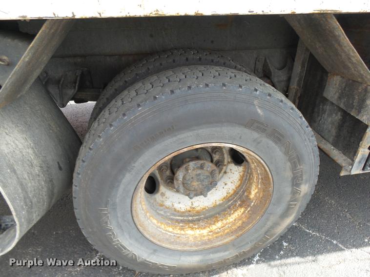 image for item CC9158 2005 International DuraStar 4300 bucket truck