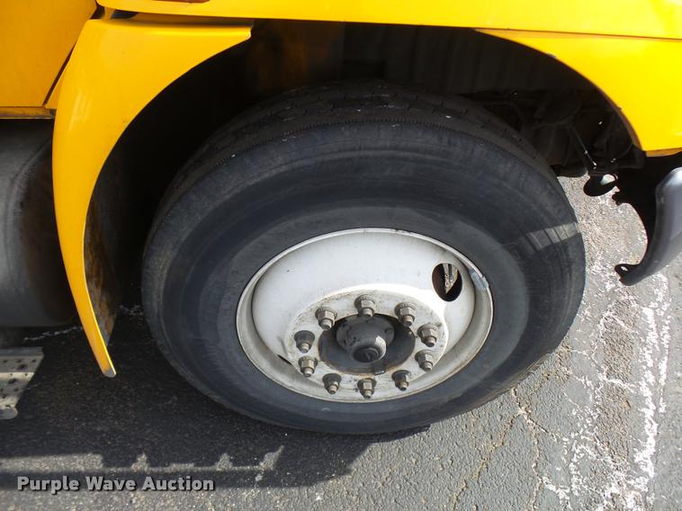 image for item CC9158 2005 International DuraStar 4300 bucket truck