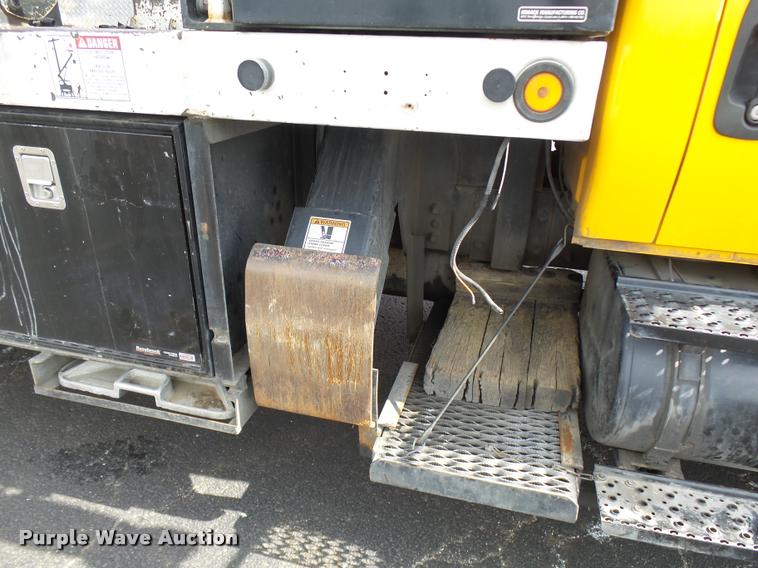 image for item CC9158 2005 International DuraStar 4300 bucket truck