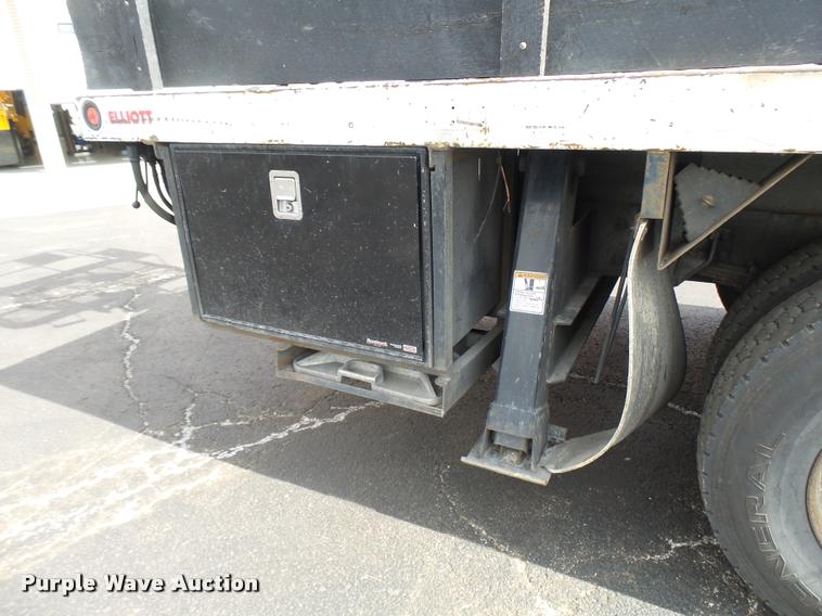 image for item CC9158 2005 International DuraStar 4300 bucket truck