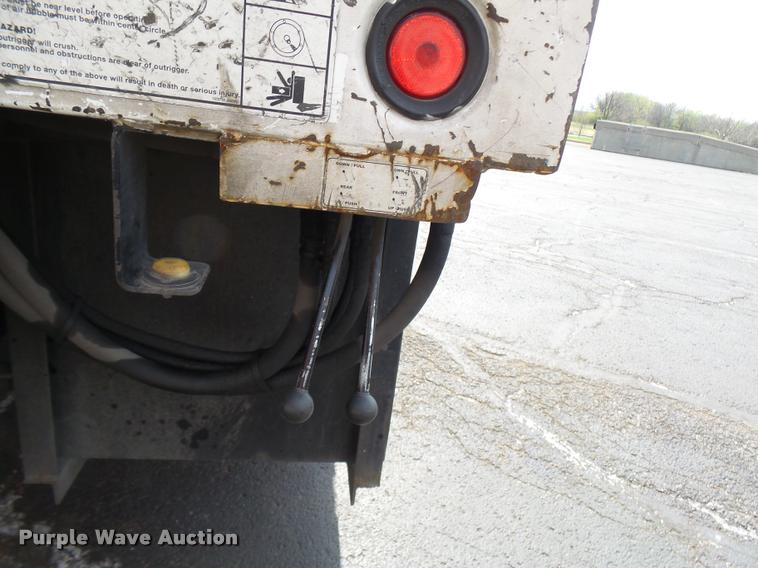 image for item CC9158 2005 International DuraStar 4300 bucket truck