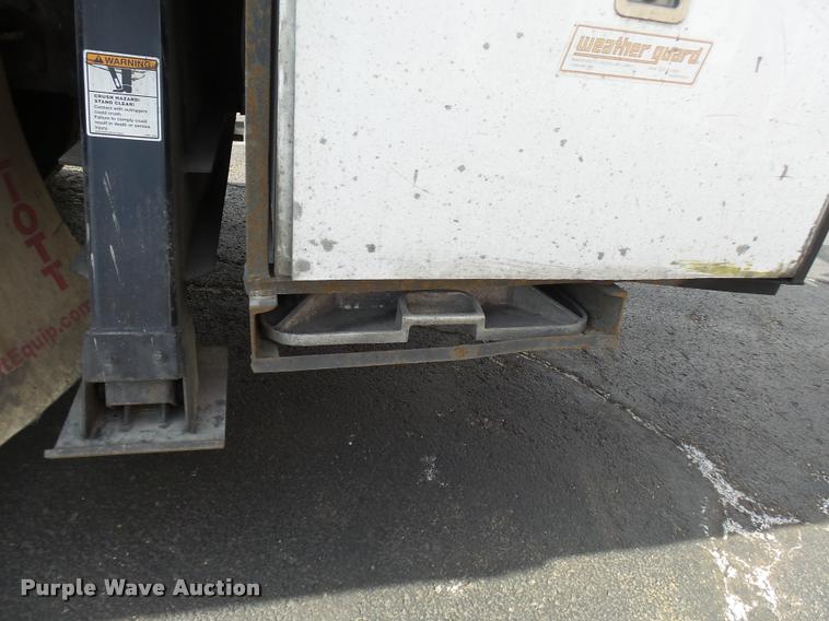 image for item CC9158 2005 International DuraStar 4300 bucket truck