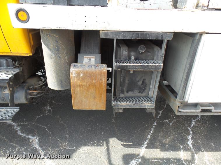 image for item CC9158 2005 International DuraStar 4300 bucket truck