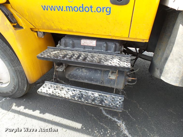 image for item CC9158 2005 International DuraStar 4300 bucket truck