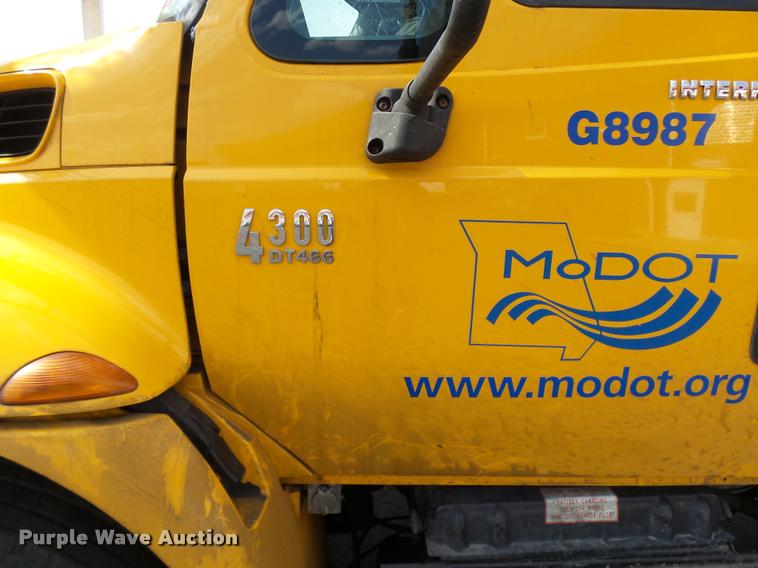 image for item CC9158 2005 International DuraStar 4300 bucket truck