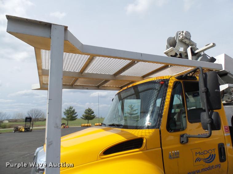 image for item CC9158 2005 International DuraStar 4300 bucket truck