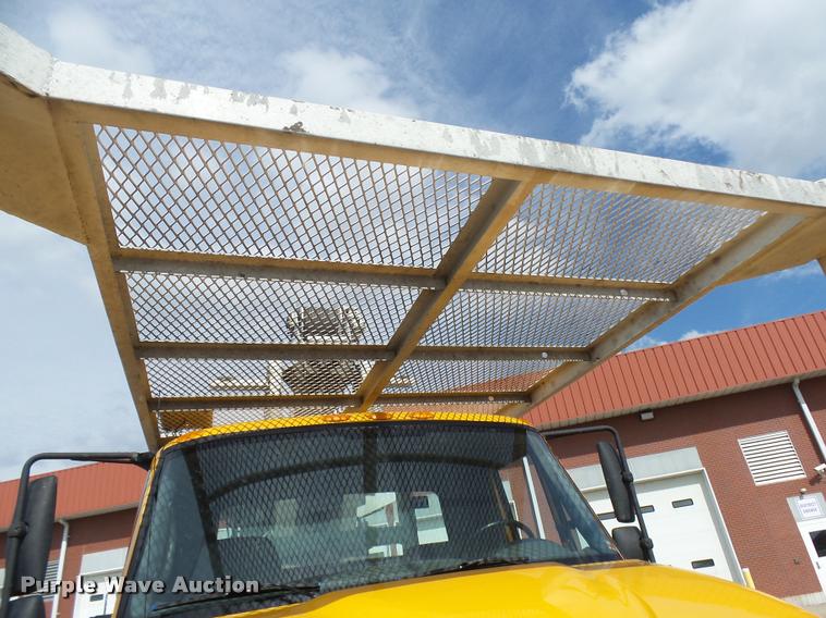 image for item CC9158 2005 International DuraStar 4300 bucket truck