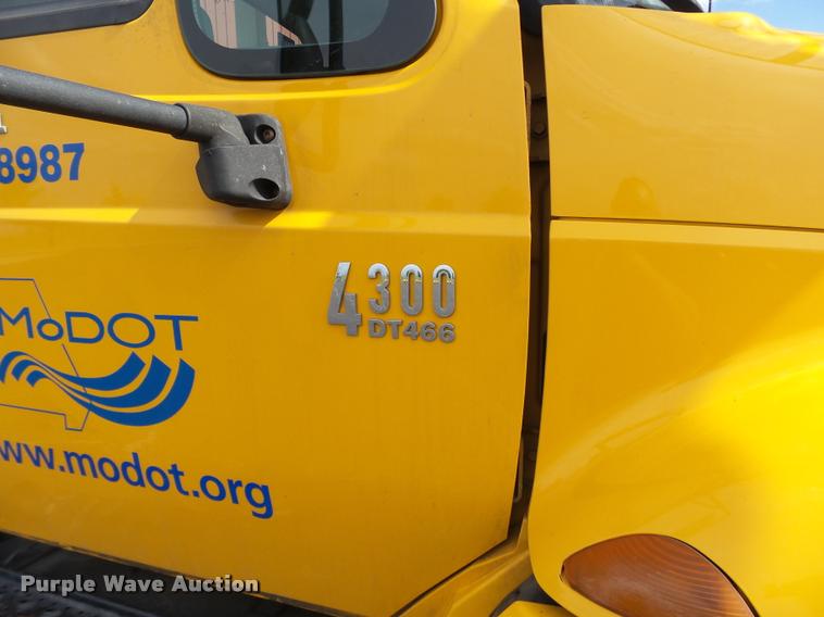 image for item CC9158 2005 International DuraStar 4300 bucket truck