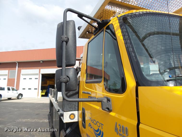 image for item CC9158 2005 International DuraStar 4300 bucket truck