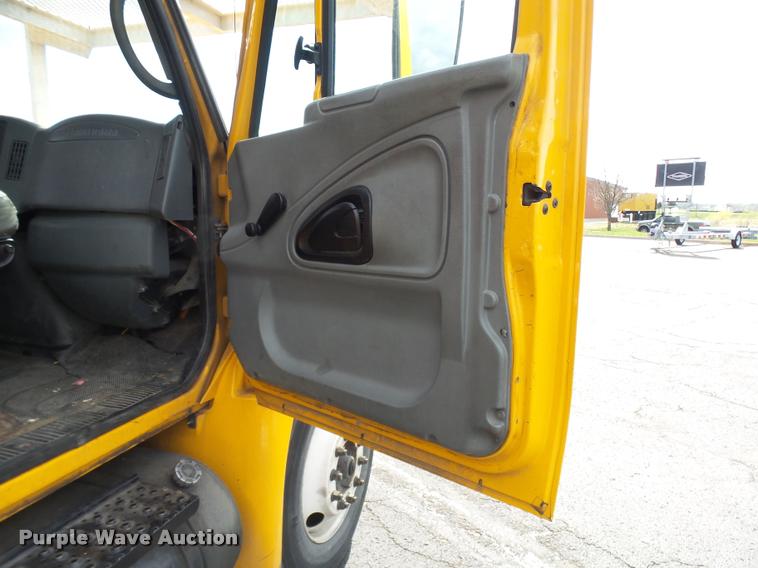 image for item CC9158 2005 International DuraStar 4300 bucket truck