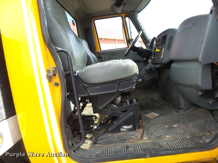 image for item CC9158 2005 International DuraStar 4300 bucket truck