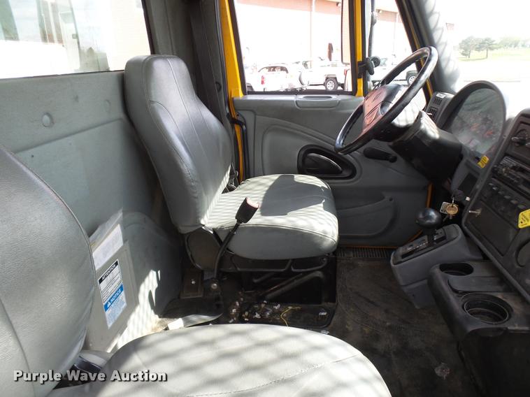 image for item CC9158 2005 International DuraStar 4300 bucket truck