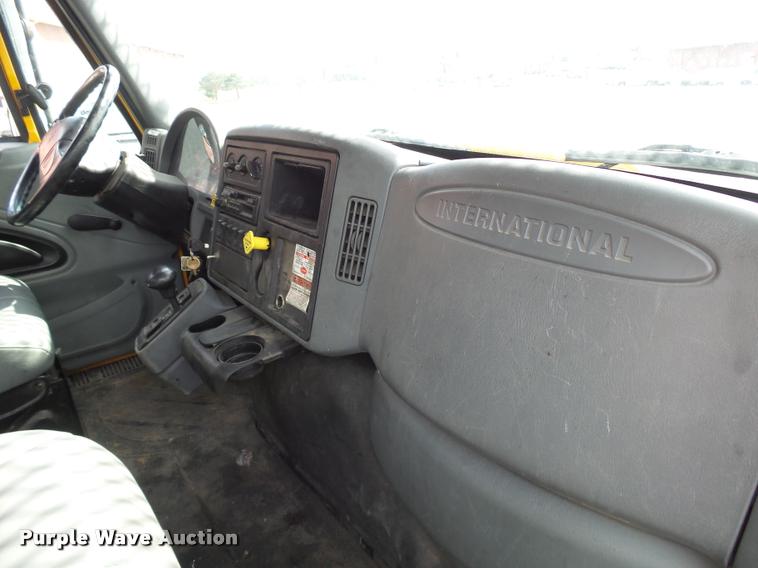 image for item CC9158 2005 International DuraStar 4300 bucket truck