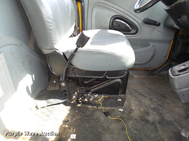 image for item CC9158 2005 International DuraStar 4300 bucket truck