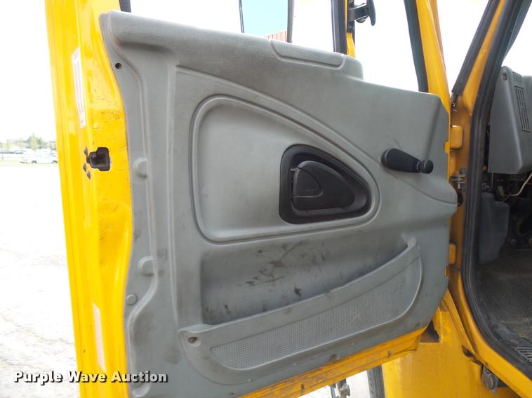 image for item CC9158 2005 International DuraStar 4300 bucket truck