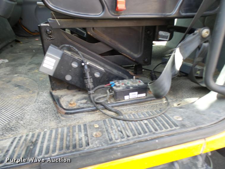 image for item CC9158 2005 International DuraStar 4300 bucket truck