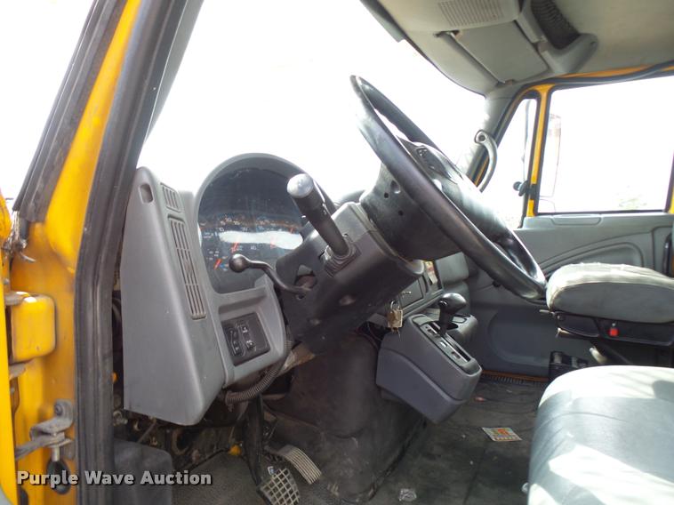 image for item CC9158 2005 International DuraStar 4300 bucket truck