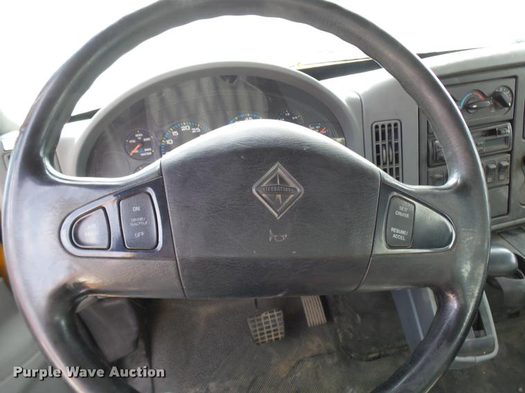 image for item CC9158 2005 International DuraStar 4300 bucket truck