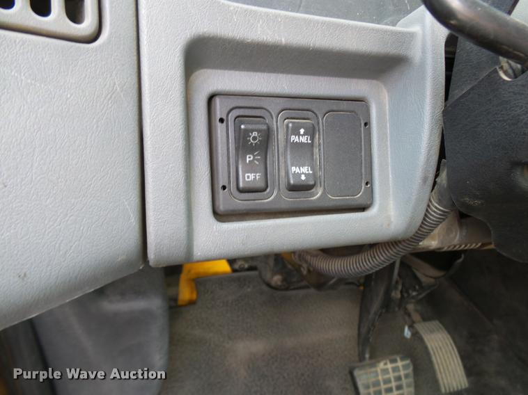 image for item CC9158 2005 International DuraStar 4300 bucket truck