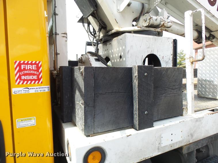 image for item CC9158 2005 International DuraStar 4300 bucket truck