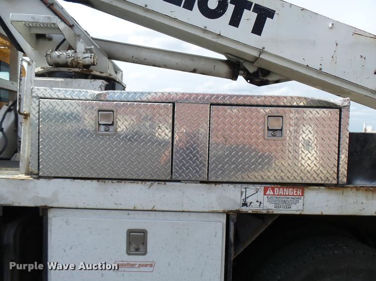 image for item CC9158 2005 International DuraStar 4300 bucket truck