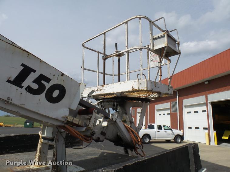 image for item CC9158 2005 International DuraStar 4300 bucket truck