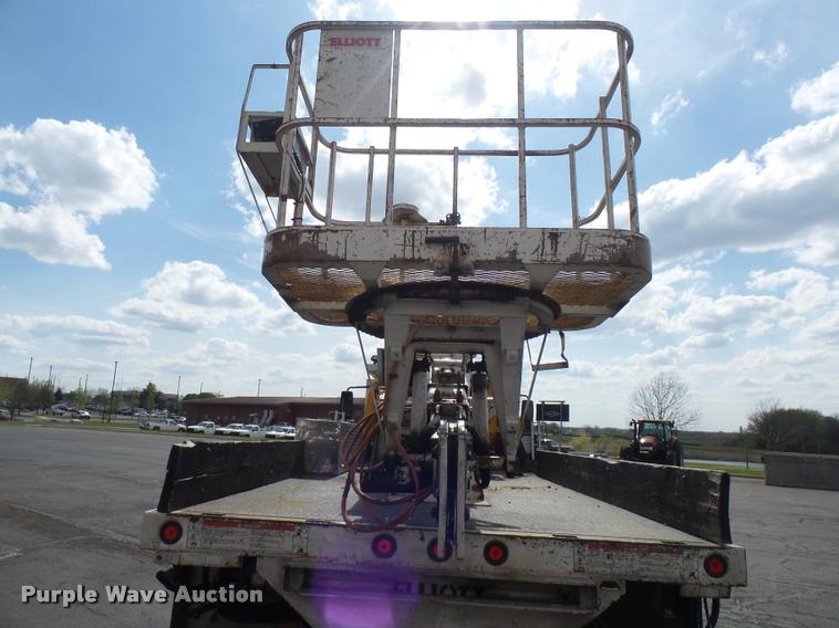 image for item CC9158 2005 International DuraStar 4300 bucket truck