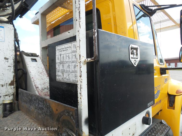 image for item CC9158 2005 International DuraStar 4300 bucket truck