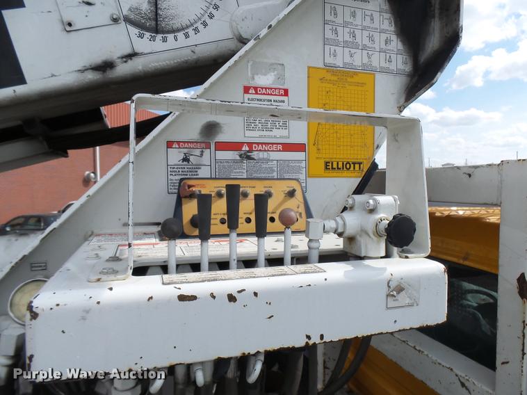 image for item CC9158 2005 International DuraStar 4300 bucket truck