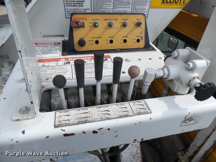 image for item CC9158 2005 International DuraStar 4300 bucket truck