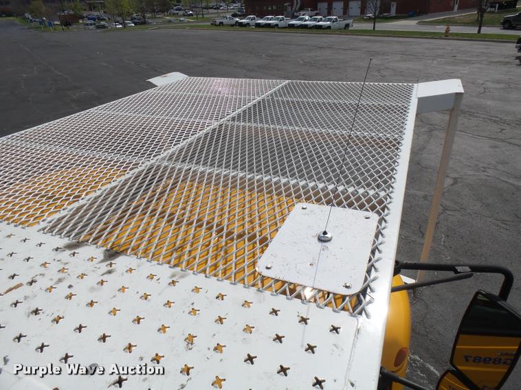 image for item CC9158 2005 International DuraStar 4300 bucket truck