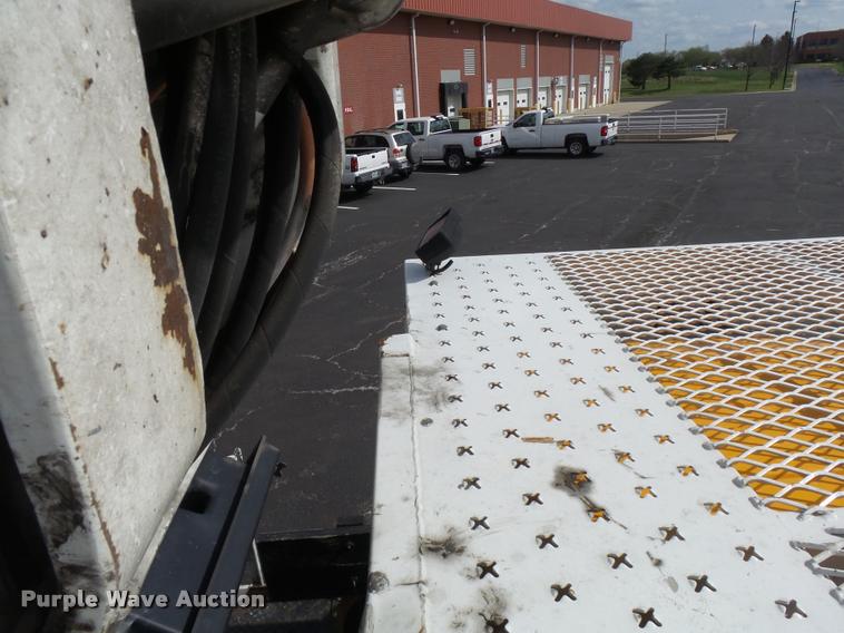 image for item CC9158 2005 International DuraStar 4300 bucket truck