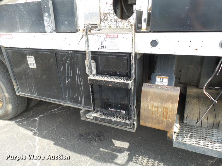 image for item CC9158 2005 International DuraStar 4300 bucket truck