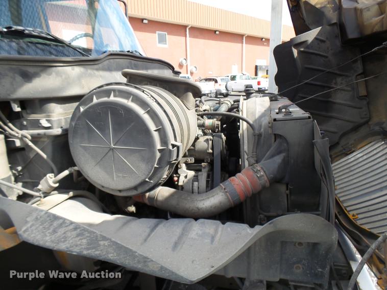 image for item CC9158 2005 International DuraStar 4300 bucket truck