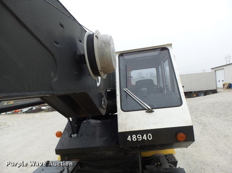 image for item DA3432 1980 P & H Omega 18 crane