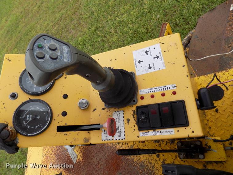 image for item DA6076 2010 Superior Broom DT80J broom