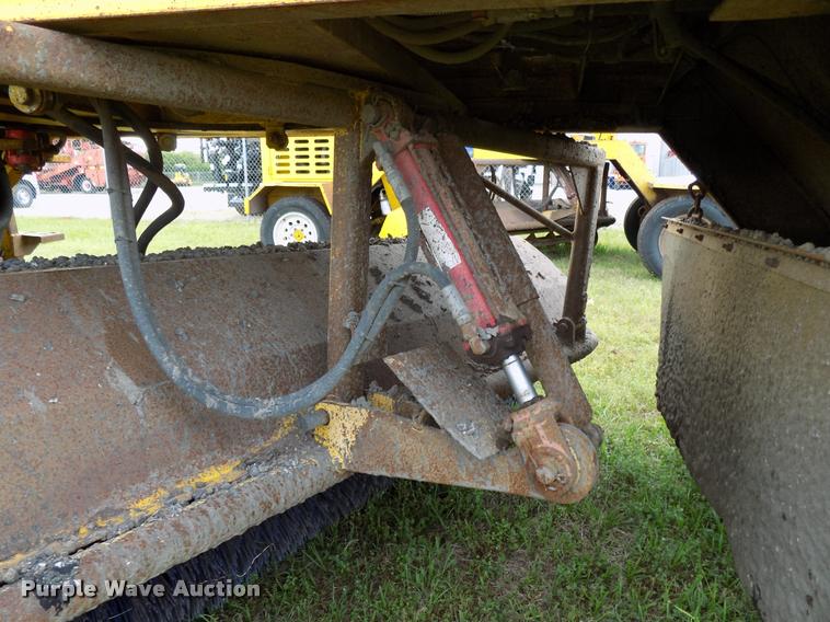 image for item DA6076 2010 Superior Broom DT80J broom