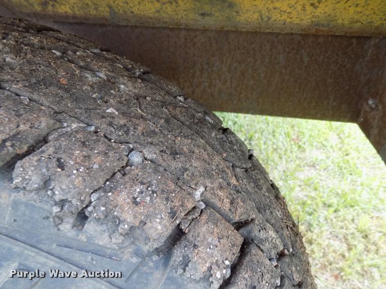 image for item DA6076 2010 Superior Broom DT80J broom