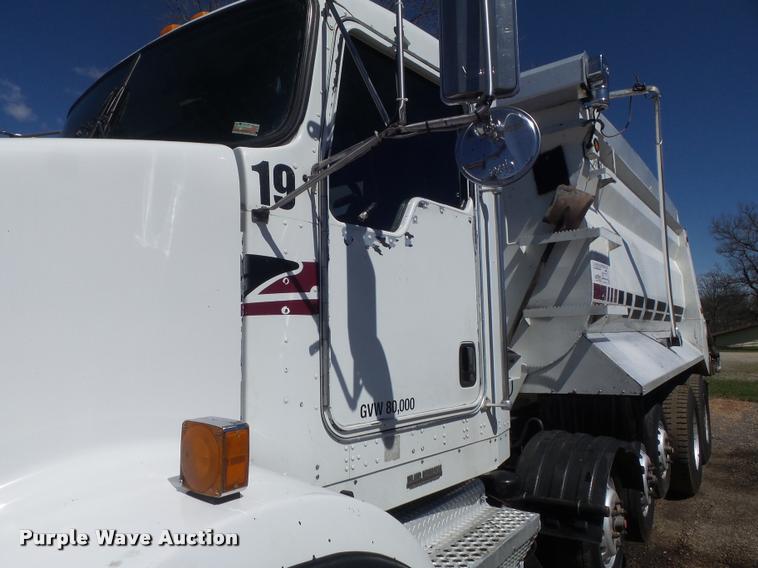 image for item DB1520 2004 Kenworth T800B dump truck