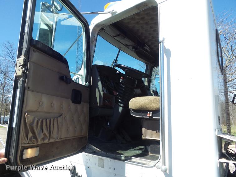 image for item DB1520 2004 Kenworth T800B dump truck