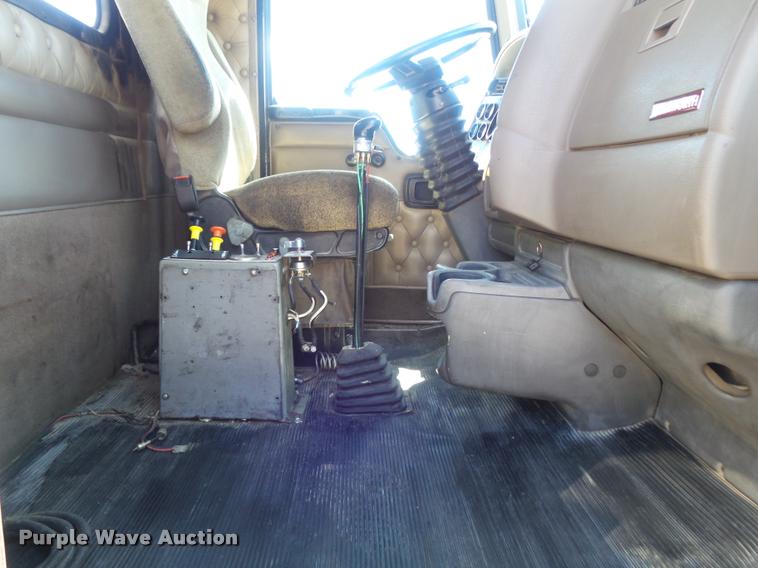 image for item DB1520 2004 Kenworth T800B dump truck