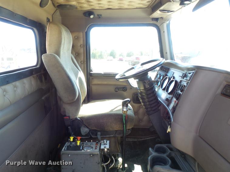 image for item DB1520 2004 Kenworth T800B dump truck